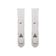 Nike ACG Crew Socks, Unisex i Summit White/Lt Smoke Grey, har sorte Swoosh-logoer i toppen og ACG-trekanter med DRI-FIT-tekst på foden, vist på en almindelig hvid baggrund. Fås i størrelserne S, M og L.