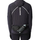 En person, set bagfra, er iført en sort Salomon-jakke med hætte, sorte handsker, leggings og et Salomon Active Belt 3D Bottle (unisex, sort) med en letvægtsflaske.