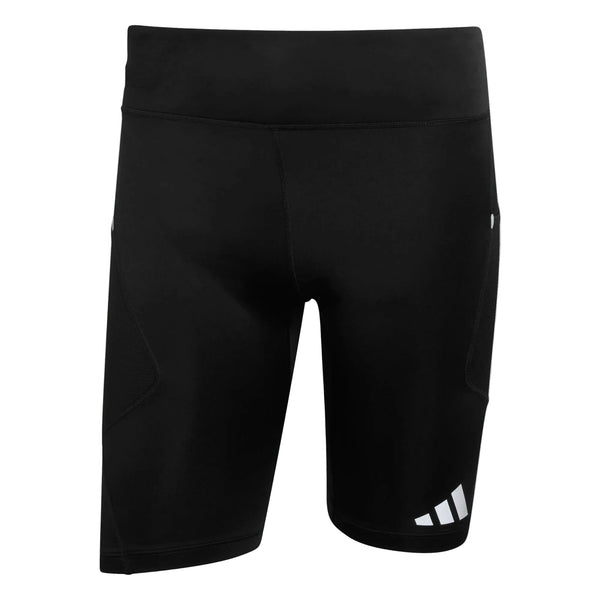 Adidas Adi365 Adaptive Running halvlange løbetights til mænd i sort, med høj talje og et lille hvidt logo nederst på venstre ben, fremhævet på en ensfarvet hvid baggrund.