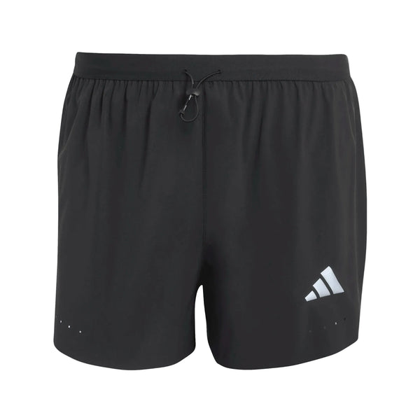 Adidas Adi365 Climacool+ Pocket Shorts, herre, i sort har en elastisk linning med justerbar snor og er prydet med det klassiske hvide Adidas-logo på venstre ben. Disse løbeshorts til mænd er designet til optimal komfort under løbetræning og har små ventilationshuller nær forneden for at forbedre luftgennemstrømningen og holde dig kølig. Vist på hvid baggrund.