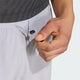 En person justerer den sorte elastik med vippeknap på et par Adidas Adi365 Climacool+ Pocket Shorts, Herre, Glogry (lysegrå), som er sat sammen med en mørkegrå skjorte med struktur.