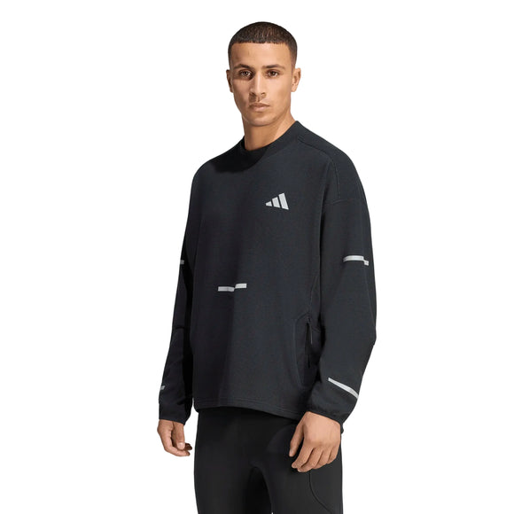 En mand iført en sort Adidas Adi365 Climawarm+ løbetrøje med rund hals og reflekterende detaljer på brystet og ærmerne.