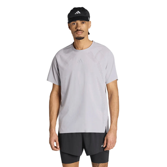 En mand iført en lysegrå Adidas Adi365 Running Aspyre T-shirt (Herre, Glogry), sorte shorts og en sort Adidas-kasket står med ansigtet vendt fremad foran en ensfarvet hvid baggrund.