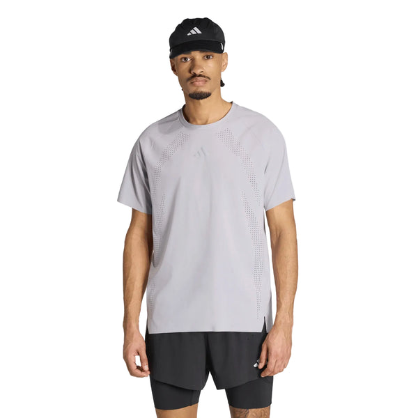 En mand iført en lysegrå Adidas Adi365 Running Aspyre T-shirt (Herre, Glogry), sorte shorts og en sort Adidas-kasket står med ansigtet vendt fremad foran en ensfarvet hvid baggrund.
