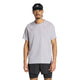 En mand iført en lysegrå Adidas Adi365 Running Aspyre T-shirt (Herre, Glogry), sorte shorts og en sort Adidas-kasket står med ansigtet vendt fremad foran en ensfarvet hvid baggrund.