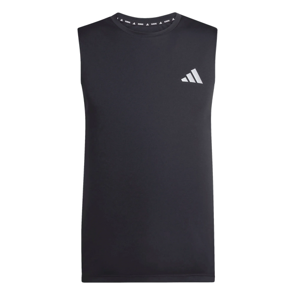 Adidas Adi365 Running Essentials Tank, Herre, Sort er en ærmeløs, letvægts-tanktop med et hvidt, geometrisk logo på venstre bryst. Den er ideel som løbetøj til mænd og byder på både komfort og ydeevne. Vist på en ensfarvet hvid baggrund.