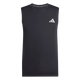 Adidas Adi365 Running Essentials Tank, Herre, Sort er en ærmeløs, letvægts-tanktop med et hvidt, geometrisk logo på venstre bryst. Den er ideel som løbetøj til mænd og byder på både komfort og ydeevne. Vist på en ensfarvet hvid baggrund.