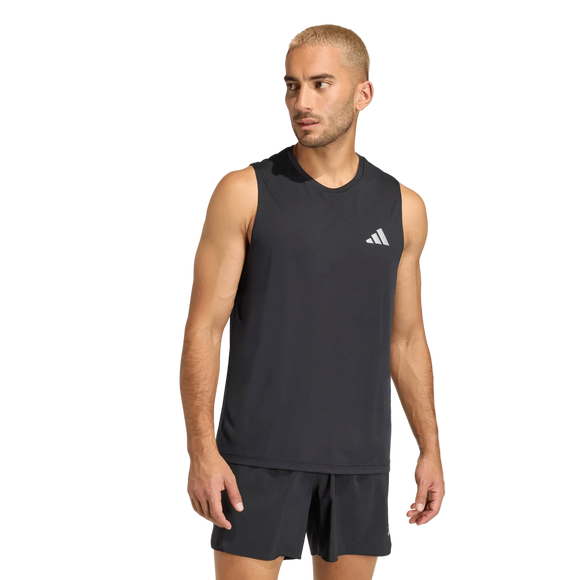 En mand med kort blondt hår har en Adidas Adi365 Running Essentials Tank, Herre, Sort på – en uundværlig letvægts løbetrøje – samt matchende sorte shorts, og han står foran en ensfarvet hvid baggrund.