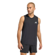 En mand med kort blondt hår har en Adidas Adi365 Running Essentials Tank, Herre, Sort på – en uundværlig letvægts løbetrøje – samt matchende sorte shorts, og han står foran en ensfarvet hvid baggrund.