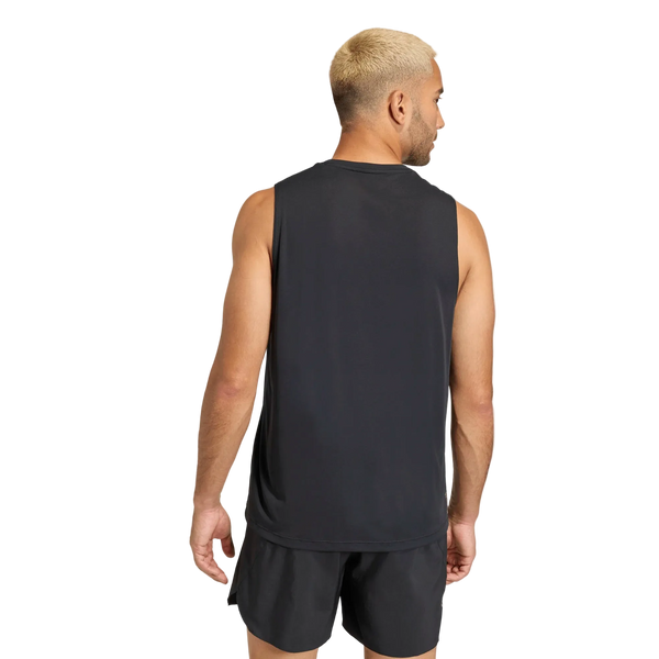 Man ser en mand med kort blondt hår set bagfra, iført Adidas Adi365 Running Essentials Tank, Herre, Sort – det perfekte løbetøj til mænd – stående foran en ensfarvet hvid baggrund.