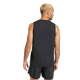 Man ser en mand med kort blondt hår set bagfra, iført Adidas Adi365 Running Essentials Tank, Herre, Sort – det perfekte løbetøj til mænd – stående foran en ensfarvet hvid baggrund.