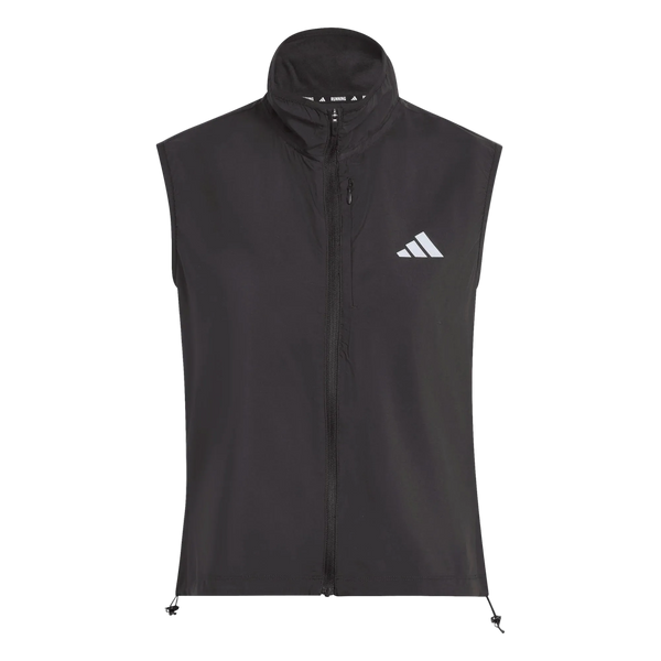 En sort Adi365 Running Essentials-løbevest til kvinder fra Adidas, der har et ærmeløst design med lynlås, høj krave og et lille hvidt Adidas-logo på venstre bryst, der fremstår tydeligt på en ensfarvet hvid baggrund. Denne løbevest er et uundværligt tilskud til enhver aktiv garderobe.