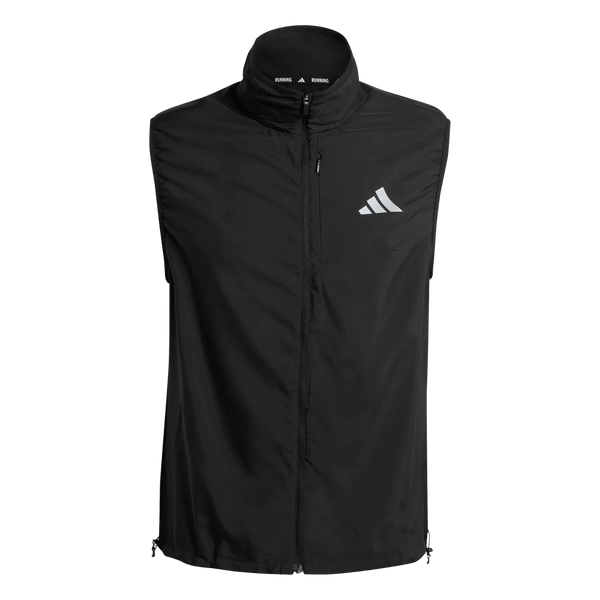 En ærmeløs, sort Adidas Adi365 Running Essentials-vest til mænd, med lynlås hele vejen rundt foran og et lille hvidt geometrisk logo på venstre bryst, vises på en ensfarvet hvid baggrund.