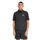 En mand står med ansigtet vendt fremad iført Adidas Adi365 Running Essentials Vest, Herre, i sort og tilhørende sorte shorts med hvide Adidas-logoer, set på en ensfarvet hvid baggrund. Dette sporty herreoutfit fra Adidas er perfekt til enhver sportslig lejlighed.