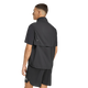 En mand står med ryggen til kameraet, klædt i et sportsoutfit bestående af sorte shorts og Adidas Adi365 Running Essentials-vesten, Herre, Sort. Den elegante vest har diskret Adidas-logo og er fotograferet foran en ensfarvet hvid baggrund.