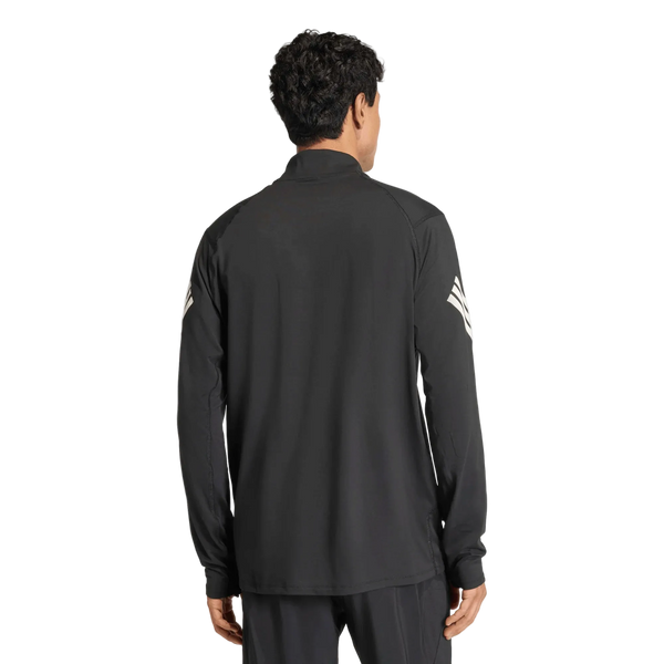 En person står med ryggen til og har en sort Adidas Adi365 Running Iconic Half Zip-jakke til mænd på, med hvide stribede logoer på ærmerne. Produktet er fotograferet foran en ensfarvet hvid baggrund.
