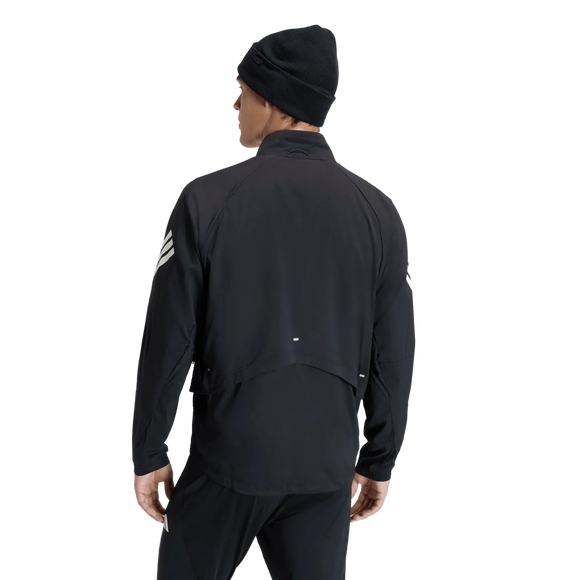 En person står med ryggen til kameraet og har en sort hue på samt en Adidas Adi365 Running Iconic Jacket, Herre, Black – en Adidas-jakke til mænd med hvide striber langs ærmerne – kombineret med matchende sorte bukser foran en ensfarvet hvid baggrund.