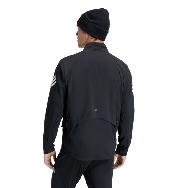 En person står med ryggen til kameraet og har en sort hue på samt en Adidas Adi365 Running Iconic Jacket, Herre, Black – en Adidas-jakke til mænd med hvide striber langs ærmerne – kombineret med matchende sorte bukser foran en ensfarvet hvid baggrund.