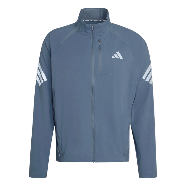Et forfra-billede af Adi365 Running Iconic Jacket, Herre fra Adidas i farven Onix/Refsil, med gennemgående lynlås, to lommer med lynlås, klassiske hvide striber på begge ærmer og Adidas-logoet på venstre bryst. Denne stilfulde løbejakke til herrer vises på en ensfarvet hvid baggrund.