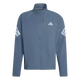 Et forfra-billede af Adi365 Running Iconic Jacket, Herre fra Adidas i farven Onix/Refsil, med gennemgående lynlås, to lommer med lynlås, klassiske hvide striber på begge ærmer og Adidas-logoet på venstre bryst. Denne stilfulde løbejakke til herrer vises på en ensfarvet hvid baggrund.