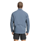 En person med flettet hår, set bagfra, er iført en lyseblå Adidas Adi365 Running Iconic-jakke (herre) i farvekombinationen Onix/Refsil samt sorte shorts. Løbejakken til herre har en ventilationsklap på ryggen og reflekterende detaljer på ærmerne. Baggrunden er ensfarvet hvid.