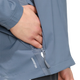 En persons venstre hånd stikker delvist ind i lommen med lynlås på en lyseblå Adidas Adi365 Running Iconic-jakke, Herre, Onix/Refsil. Ordet FORMATION er trykt tæt på jakkens nederste kant, og jakken har det slanke design, der er karakteristisk for Adidas.