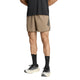 En person er iført Adidas Adi365 Running Iconic Shorts, Herre, Khasix/Black – beige med sorte striber – samt en sort T-shirt, sorte sokker og grå løbesko på en hvid baggrund. Overkroppen er beskåret ud af billedet.