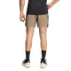 Der ses en person set bagfra, iført en sort T-shirt, Adidas Adi365 Running Iconic-shorts til mænd i farven Khasix/Black, sorte sokker og hvide sportssko. Den ene hånd hviler på hoften foran en ensfarvet hvid baggrund.