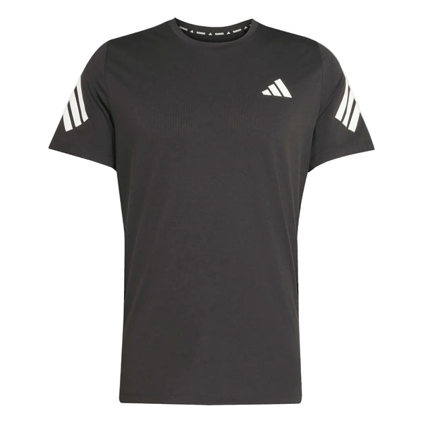 Adidas Adi365 Running Iconic T-shirt til kvinder fås i sort og har korte ærmer, hvide striber på begge ærmer samt et hvidt trekantet logo på venstre bryst. Denne klassiske løbetrøje har en rund halsudskæring, der sikrer komfort og en tidløs stil under dine løbeture.