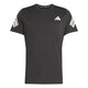 Adidas Adi365 Running Iconic T-shirt til kvinder fås i sort og har korte ærmer, hvide striber på begge ærmer samt et hvidt trekantet logo på venstre bryst. Denne klassiske løbetrøje har en rund halsudskæring, der sikrer komfort og en tidløs stil under dine løbeture.