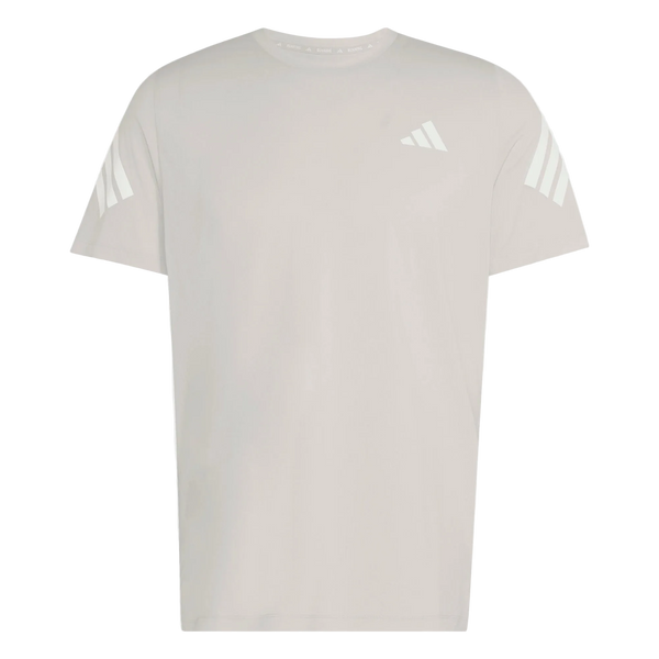 Adidas Adi365 Running Iconic T-shirt til mænd i farven Greone/White har et ensfarvet lysegråt design med korte ærmer, et lille trekantet logo på venstre bryst og tre hvide striber på hvert ærme. T-shirten er designet som en løbetrøje og er udstyret med Climacool-teknologi, der fremhæves på den hvide baggrund.