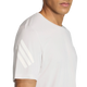 En person iført en Adidas Adi365 Running Iconic T-shirt til mænd i farven Greone/White med tre hvide striber på venstre ærme. Billedet er beskåret, så det kun viser overkroppen og en del af ansigtet.