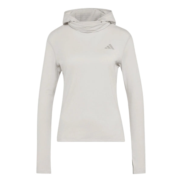 En lysegrå, langærmet Adi365 Running Winterized Long Sleeve fra Adidas med et tætsiddende snit uden synlige lommer eller lynlåse foran og et diskret Adidas-logo på venstre bryst. Denne træningsoverdel til kvinder er perfekt til træning i koldt vejr. Baggrunden er ensfarvet hvid.