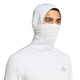En person iført en grøn Adidas Adi365 Running Winterized langærmet herrebluse, hvor hætten er trukket op, og kraven dækker mund og næse, så kun øjnene og panden er synlige. Climawarm-stoffet holder personen varm i køligere vejr. Baggrunden er ensfarvet hvid.