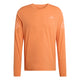 Adidas Adi365 Longsleeve Shirt til herrer har et orange design, rund hals, lys orange brystlogo og tre striber på hver overarm. Den vises på en almindelig hvid baggrund.