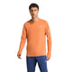 En mand iført en orange Adidas Adi365 Longsleeve Shirt (Herre) og blå bukser står med front mod en almindelig hvid baggrund.