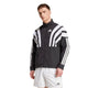 En mand iført Adidas Adizero A Jkt M til mænd i sorte og hvide Adidas-shorts står med ansigtet vendt fremad med et neutralt udtryk mod en almindelig hvid baggrund.