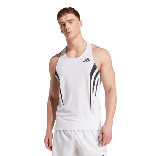 En mand iført et hvidt Adidas Adizero A Sgl M løbesinglet til mænd og hvide shorts står på en almindelig hvid baggrund.