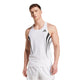 En mand iført et hvidt Adidas Adizero A Sgl M løbesinglet til mænd og hvide shorts står på en almindelig hvid baggrund.