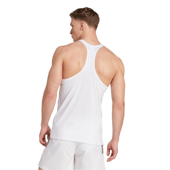 En mand ses bagfra iført det hvide Adidas Adizero A Sgl M løbesinglet til mænd, der er lavet af hurtigtørrende materiale, og hvide sportsshorts, der er sat mod en almindelig hvid baggrund.
