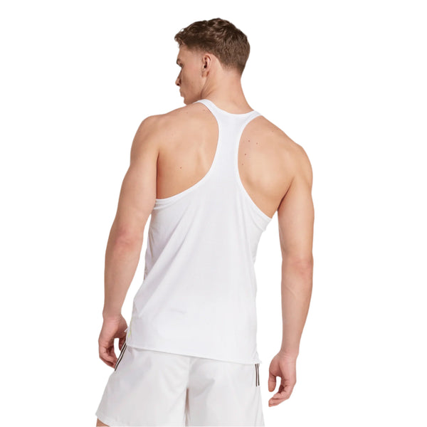 En mand ses bagfra iført det hvide Adidas Adizero A Sgl M løbesinglet til mænd, der er lavet af hurtigtørrende materiale, og hvide sportsshorts, der er sat mod en almindelig hvid baggrund.