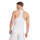En mand ses bagfra iført det hvide Adidas Adizero A Sgl M løbesinglet til mænd, der er lavet af hurtigtørrende materiale, og hvide sportsshorts, der er sat mod en almindelig hvid baggrund.