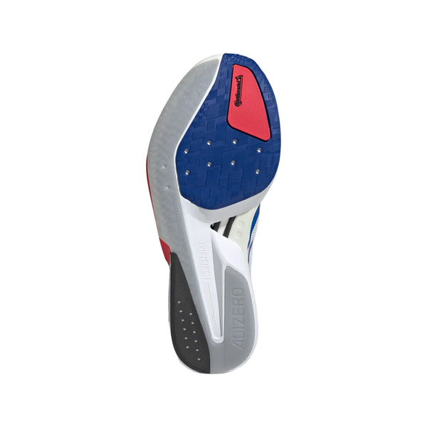 Billedet viser sålen på Adidas Adizero Boston 13, Herre (Ftwwht/Royblu/Halsil), med blå, røde, hvide og sorte sektioner, et slidbanemønster med små huller og "ADIZERO" præget på det hvide område.