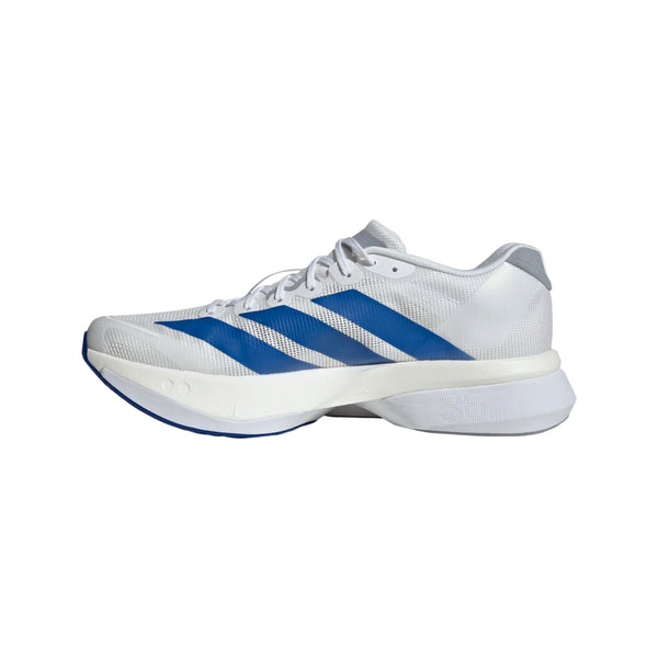Adidas Adizero Boston 13 herre løbesko i Ftwwht/Royblu/Halsil har blå diagonale striber, hvide snørebånd og en tyk sål. Den lave, lette træningssko har åndbart mesh-overdel for komfort på hver løbetur.