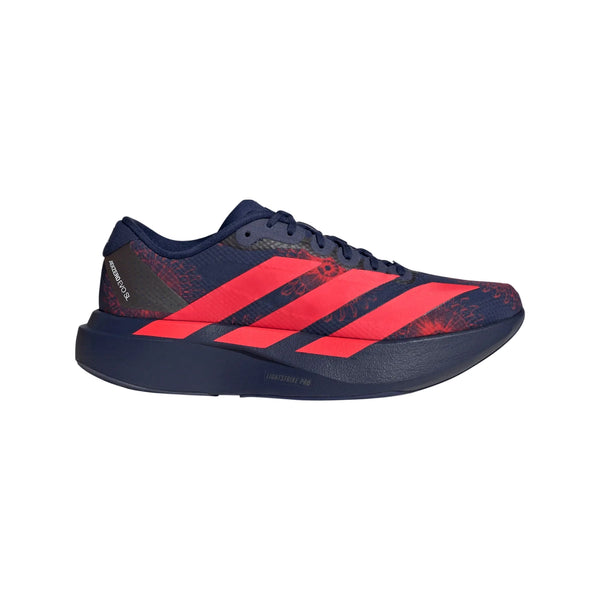Adidas Adizero Evo SL Woven til kvinder i Dkblue/Lucred/Mutprp har et lavprofileret snørredesign, knaldrøde detaljer, Lightstrike Pro-teknologi og en struktureret sål, vist på en almindelig hvid baggrund.
