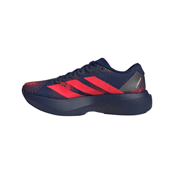 Adizero Evo SL Woven er en marineblå Adidas løbesko til kvinder med røde og lilla detaljer, tre røde striber, lavprofil snørelukning, tyk mørkeblå sål og Lightstrike Pro-støddæmpning for responsiv komfort.