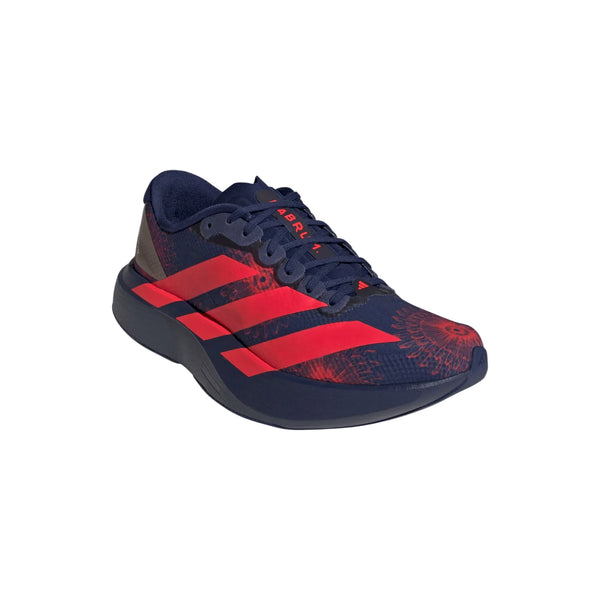 Adizero Evo SL Woven fra Adidas til kvinder har en mørkeblå overdel med røde accenter og mutprp-detaljer, mønstret design, sorte snørebånd og en tyk mørk sål - ideel som konkurrence løbesko, vist på en hvid baggrund.