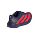 Adidas Adizero Evo SL Woven til kvinder i mørkeblå med knaldrøde striber har en mønstret overdel, mørk sål, Lightstrike Pro- og Adizero Adios-tekst på siden og et lille hvidt Adidas-logo på hælen.