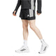 En person iført en sort langærmet top, Adidas Adizero Running 2-IN-1 Gel Pocket Shorts til mænd i sort, hvide Adidas-sokker og hvide Adidas-sneakers går mod en hvid baggrund.