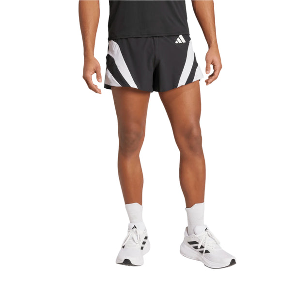 En person iført Adidas Adizero Archive Gel Shorts 5" Herre i sort, en sort skjorte, hvide strømper og hvide løbesko står på en hvid baggrund, hvor ansigtet ikke er synligt.